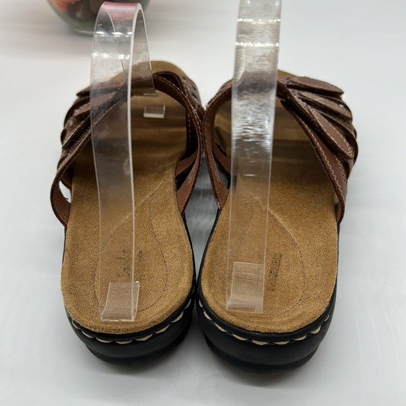 Clarks Brown with white stiching slip on sandals Size 9.5 MCS6587J - Picture 3 of 7